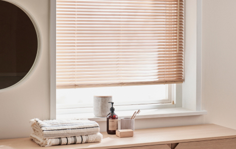 Raamdecoratie voor de badkamer